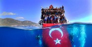 Dalgıçlar Cumhuriyet Bayramını denizde Türk bayrağı açarak kutladı