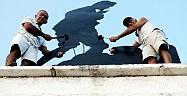 Emekliler Ataturk heykelini boyadı