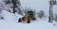 Kaş Belediyesi ekipleri karla mücadele ediyor
