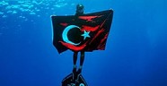 Şahika Ercümen den sualtında Türk bayraklı Zafer kutlaması