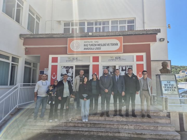 Merhum Öğrenci Burak Çevik’in Ailesinden Okula Ziyaret