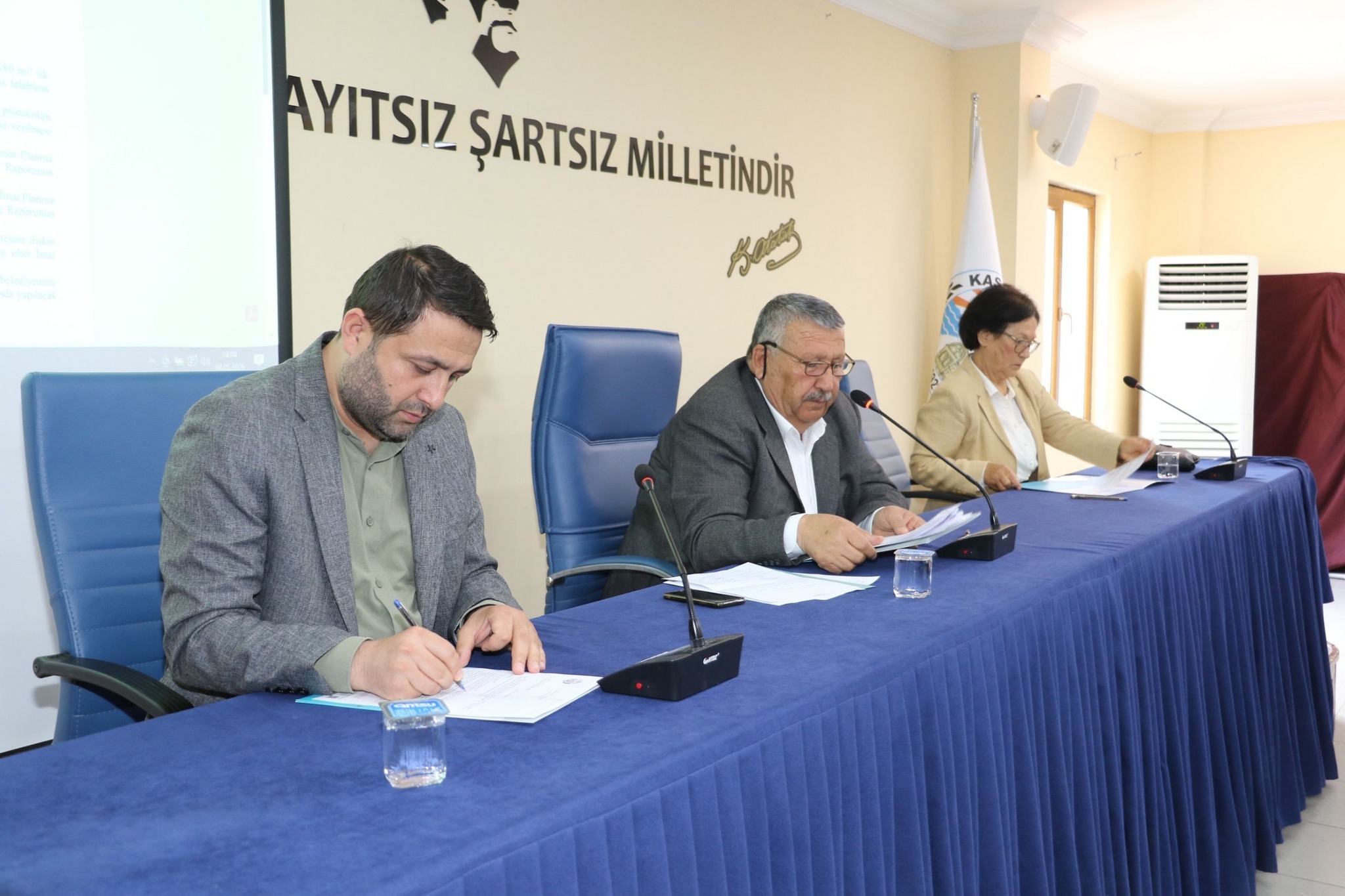 Kaş'ta Halil Kocaer'in ismini bir caddeye verilmesi parti içinde ve kamuoyunda tartışma yarattı.