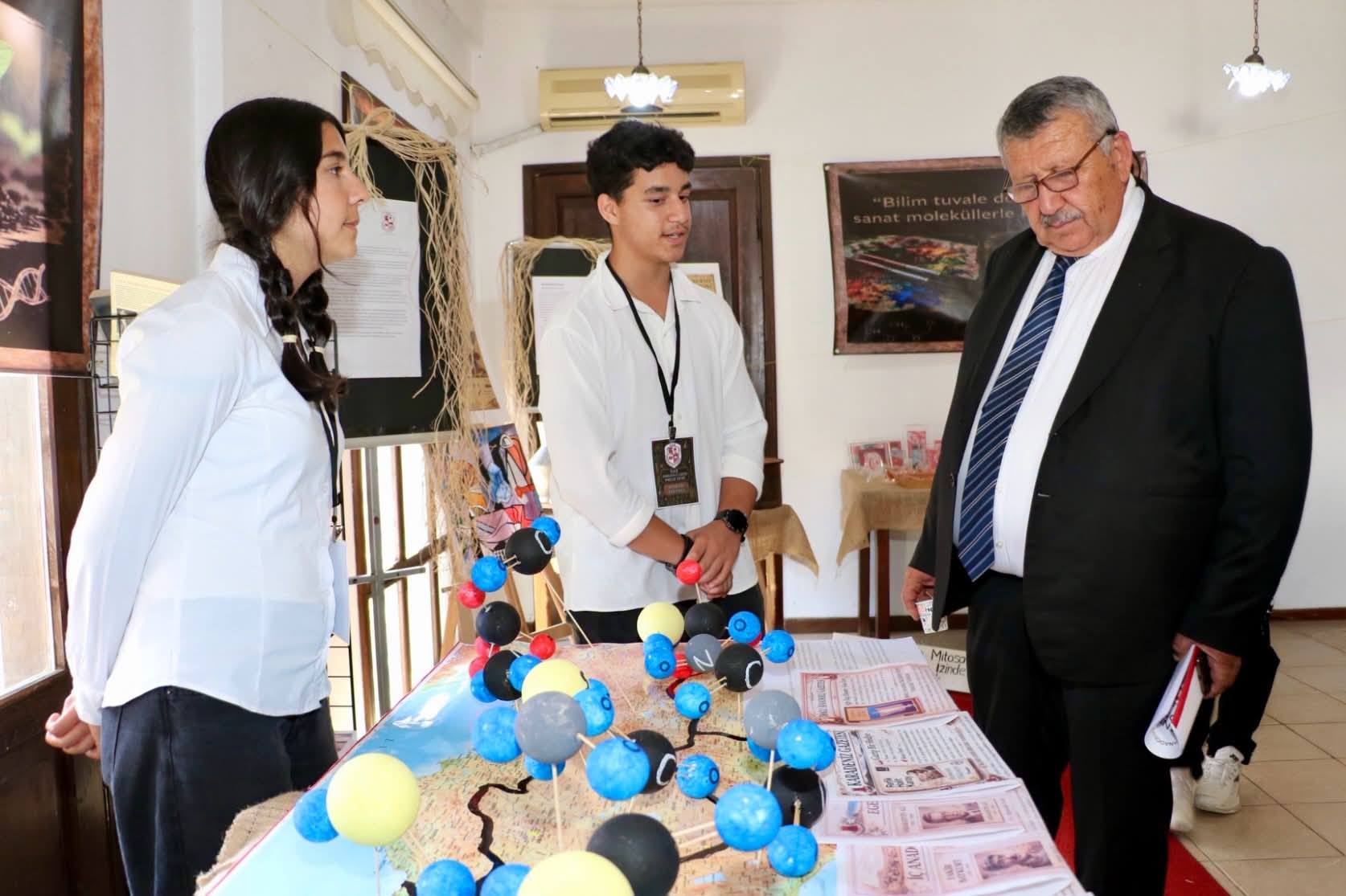 Kaş Belediye Başkanı Erol Demirhan, Kaş Anadolu Lisesi öğrencileri tarafından hazırlanan “Molekülden Mitoza” başlıklı proje sergisini ziyaret etti.
