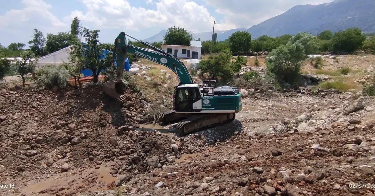 DSİ Antalya 13. Bölge Müdürlüğü Kaş ilçesi Yeşilbarak mahallesi çayır deresi temizliği çalışmaları devam etmektedir.