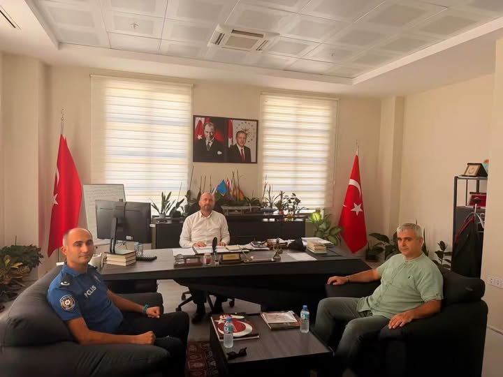 Eski Kaş Emniyet Müdürü Suat KUTBAY ile Kaş Emniyet Müdürü Halil KANLI, Kaş İlçe Milli Eğitim Müdürü Arif AYDENİZ’i makamında ziyaret etti.