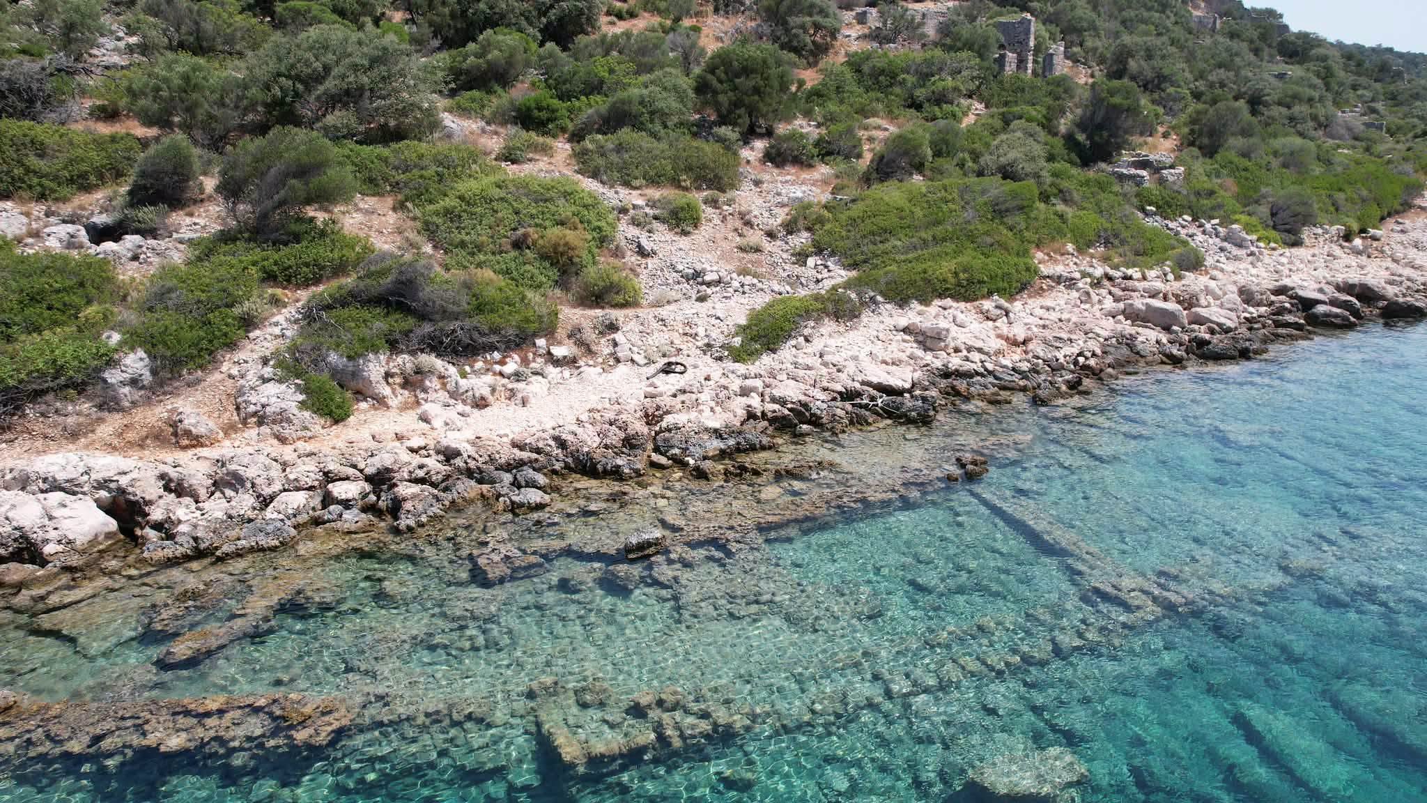 Kaş ilcesine bağlı Sahilkılıçlı mahallesi bölgesinde bulunan MÖ 5. Yüzyıldan kalma Likya uygarlığına ait  Aperlai antik ve sualtı batık şehri ilgi bekliyor