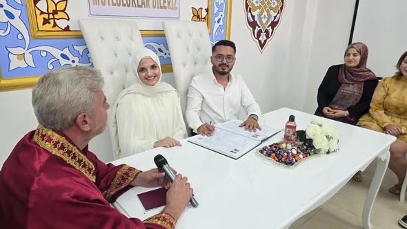 Kaş İlçe Müftüsü Topaloğlu, genç çiftin nikâhını kıydı.