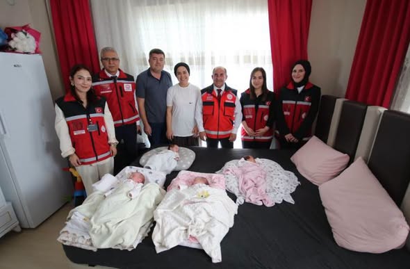 Kaş'ta dördüz sevinci! Bakan Göktaş aileyle görüştü