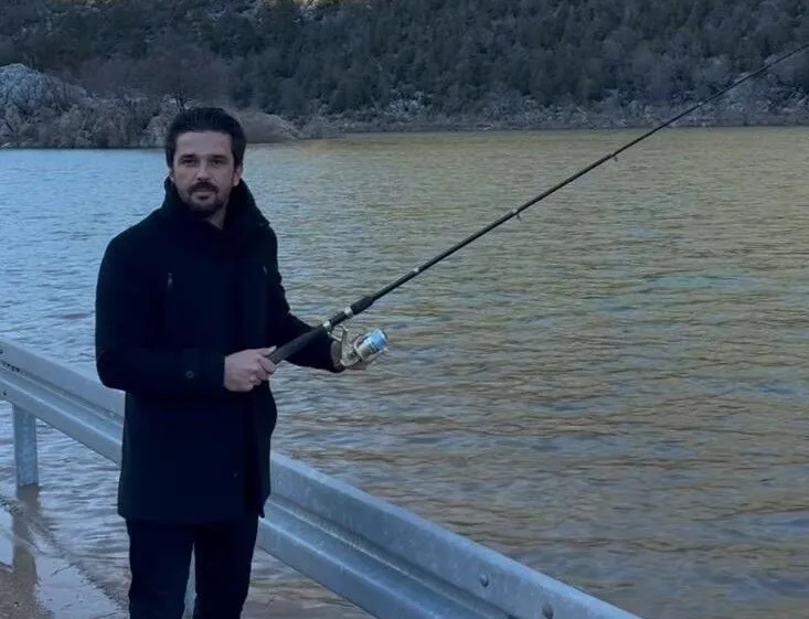 Yeni Antalya-Konya yolunun göle dönüşmesini olta atarak protesto etti