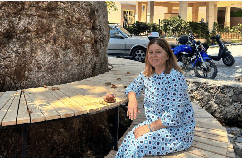 Kaş'ta asırlık çınarların bulunduğu alan yenilendi