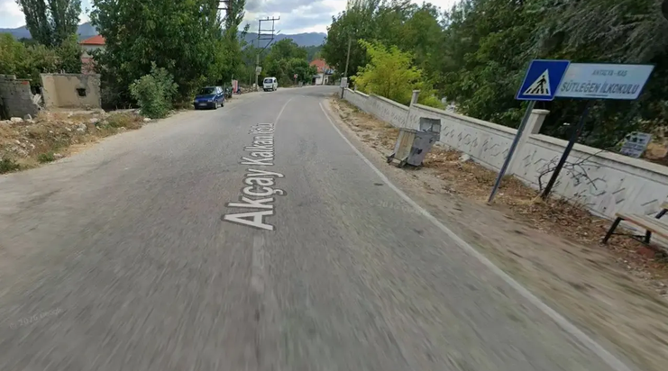 Kaş'ta Sütleğenliler Okulların Güzergahına Kaldırım İstiyor