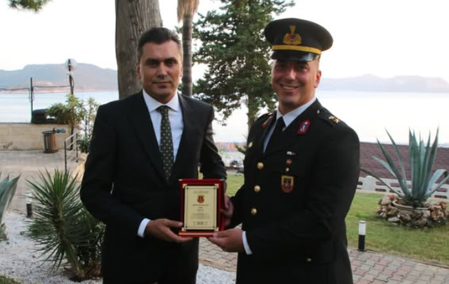 Kaş Kaymakamı Tevfik Kumbasar, Kaş İlçe Jandarma Komutanlığında düzenlenen rütbe terfi törenine katıldı. 