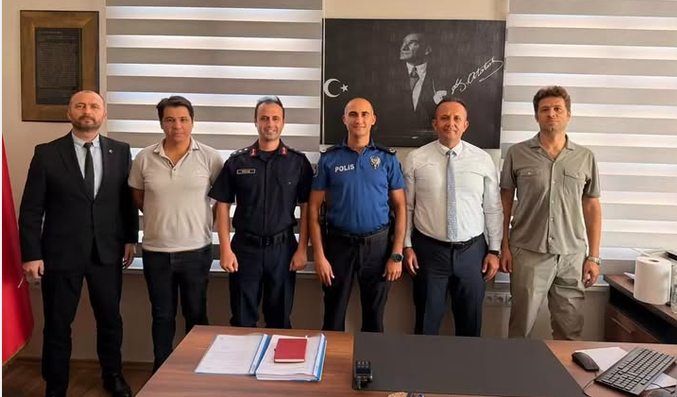 Kaş İlçe protokol üyeleri, görevine yeni başlayan İlçe Emniyet Müdürü Halil KANLI’yı makamında ziyaret ederek yeni görevinin hayırlı olması temennisinde bulundu.